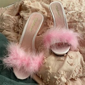Fabuliscious feather mules in baby pink.
